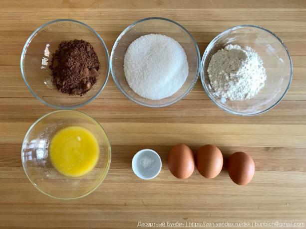 Ingrediente pentru a forma 16 cm diametru: 3 oua (C1), 100 g zahăr, 60 g făină B / C, 30 g de pudră de cacao, 20 g de unt, 20 g de zahăr vanilat, un praf de sare