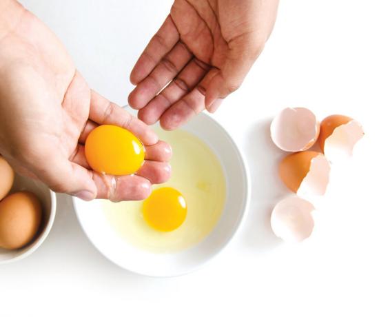 Cum de a împărți rapid o mulțime de ouă în gălbenușurile de ou și albușuri. Fotografii - Yandex. poze