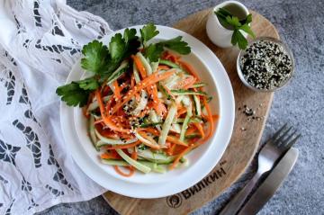 Salată de morcovi și castraveți