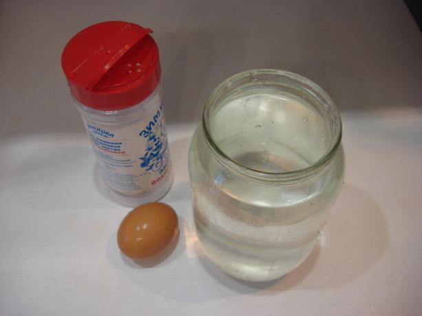 Fotografie de autor (sare, un borcan de apă, ou, parcurgere spre dreapta)