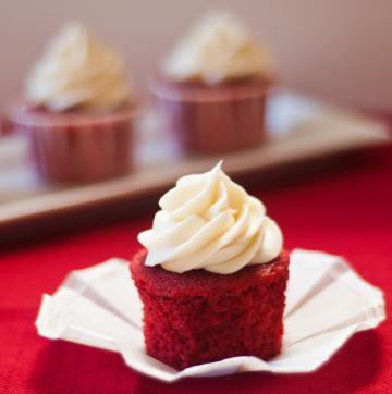 Cum de a găti un cupcakes luminos, brioșe „Red Velvet“ pentru clienții au spus wow