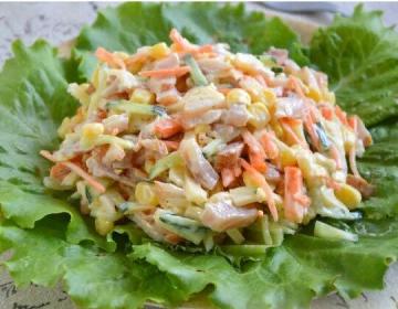 Salata „snacks“ cu pui afumat și porumb. rețetă ușor