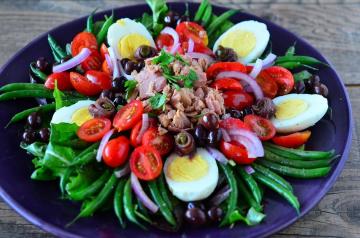 Salata „Nicoise“ cu conserve de ton și fasole