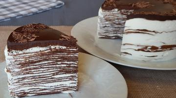 Ciocolata tort clătite. Combinația de cremă delicată și glazură de ciocolată bogată, conferă gustul unic al tort
