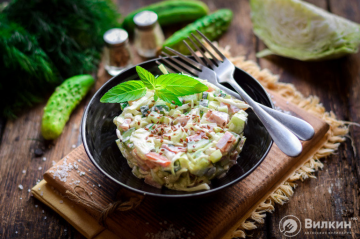 Salată cu varză, cârnați afumați și castraveți