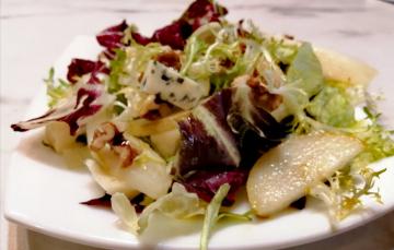 Salata cu pere, nuci și brânză albastră pentru masa de Anul Nou