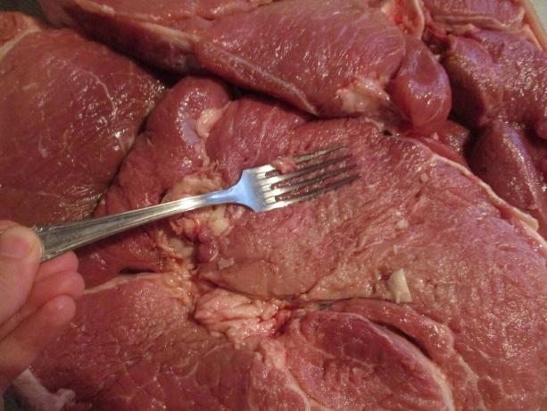 Carnea se simțea elastică când era presată cu o furculiță