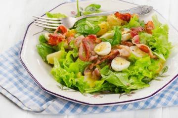 Salata calda Funky cu ou și șuncă. Mănâncă, uite în cel mai scurt timp !!!