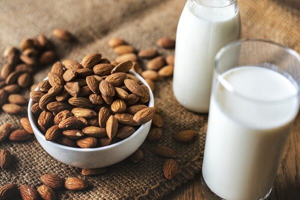 Laptele de migdale are mai puține proteine. (Foto: Pixabay.com) 