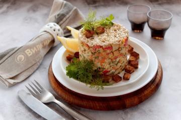 Salată cu bastoane de crab și crutoane