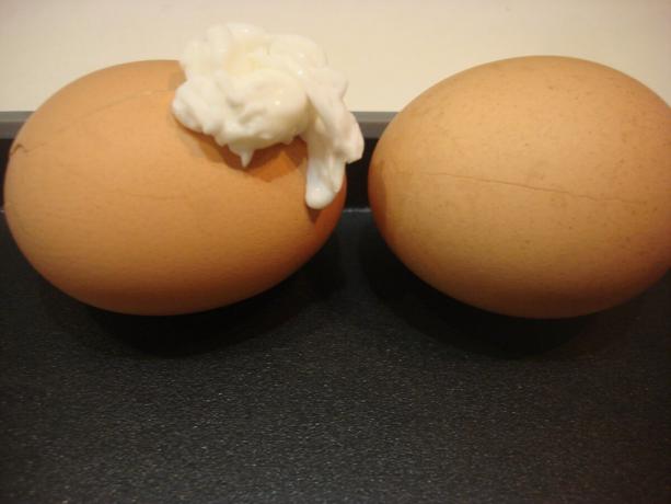 Imagine luată de autor (din stânga ou pur și simplu crăpat, ou de lamaie dreapta unsă)