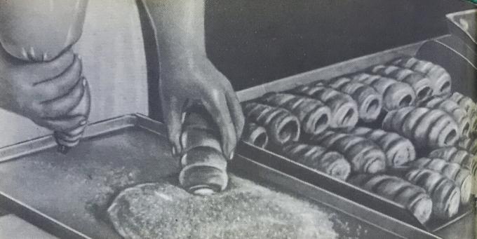 Procesul de preparare a tubulilor cu cremă. Fotografie din cartea „Producerea de produse de patiserie și prăjituri,“ 1976 