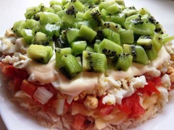 Salata „Emerald placer“ cu pui și kiwi în ajunul Anului Nou