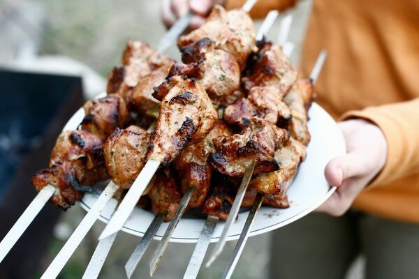 Cu cât răsuciți mai des kebab-ul, cu atât se va coace mai bine. (Foto: Pixabay.com)
