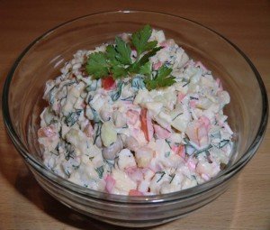 Salata cu bastoane crab și fasole. Un mod foarte rapid de a găti o salata mare.
