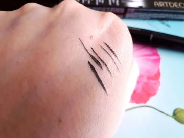 Eyeliner lichid, care este convenabil pentru a trage un săgeți subțire îngrijite