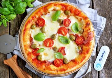 Pizza cu mozzarella și roșii