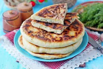 Khachapuri cu brânză de vaci și brânză