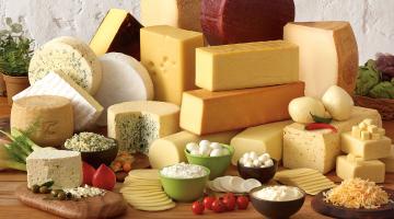Brânză în dieta de creștere om subțire.
