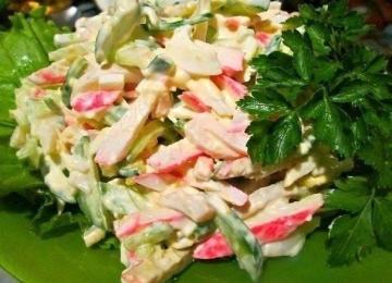 Salata „Marea“, cu bastoane crab și calmar. Măturate de masă în 5 minute!