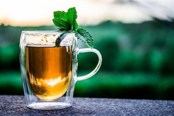 Dacă aveți insomnie, încercați să vă relaxați cu ceai de mentă. (Foto: Pixabay.com)