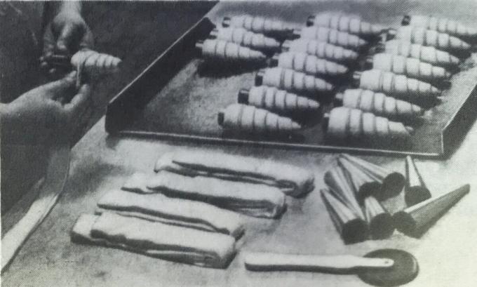 Procesul de preparare a tubulilor cu cremă. Fotografie din cartea „Producerea de produse de patiserie și prăjituri,“ 1976 
