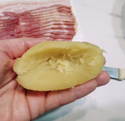 cartofii se curata de coaja, se taie în jumătate cu un cuțit taie cu atenție mijloc