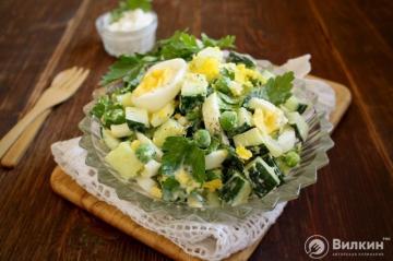 Salată de mazăre verde, ouă și castraveți