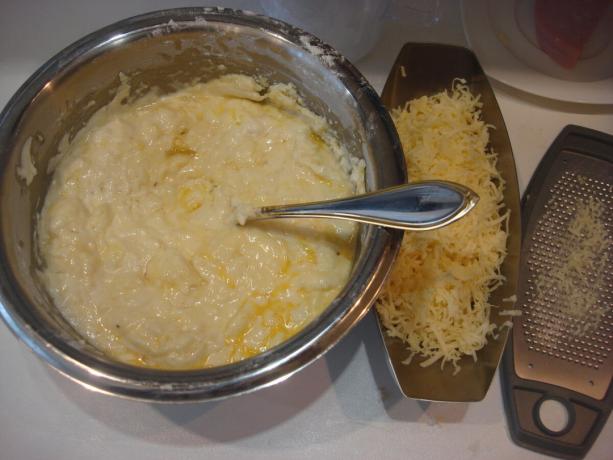 Imagine luată de autor (ulei, făină, ouă, praf de copt, smântână, brânză)