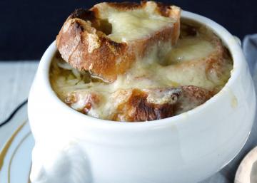 Pregătirea de ceapa supa clasica franceza