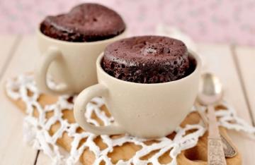 Prăjitură cu ciocolată într-o cană. Gătită într-un cuptor cu microunde timp de 5 minute!