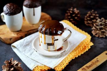 Cupcake de ciocolată într-o cană la cuptorul cu microunde