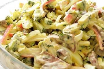 Salata „Alenka“ cu bastoane crab și ciuperci. Incredibil de delicios!