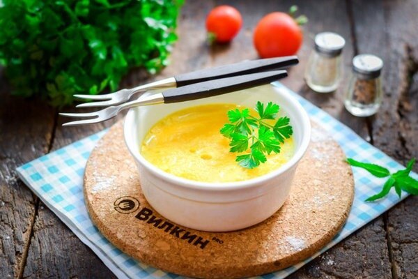 Pentru gust, omleta poate fi presărată cu brânză deasupra (Foto: vilkin.pro)