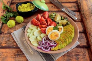 Salată de avocado, castraveți și ouă