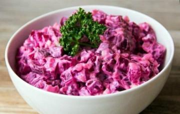 Salata de sfeclă roșie simplă, usturoi și nuci