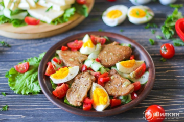Salată de pui, ouă și legume