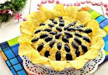 Salata „Floarea soarelui“ cu pui și ciuperci cu fotografii