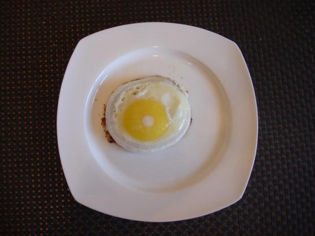 Imagine luată de autor (un ou pe o placă)