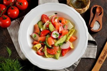 Salată cu somon și legume ușor sărate