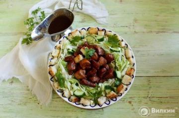 Salată de varză și piept de pui