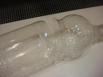 Minut „inventie“ din orice sticla de plastic, care va salva degetele de la a fi tăiat cu un cuțit tocător.