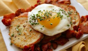 Cel mai bun mic dejun: clatite cu omletă și șuncă