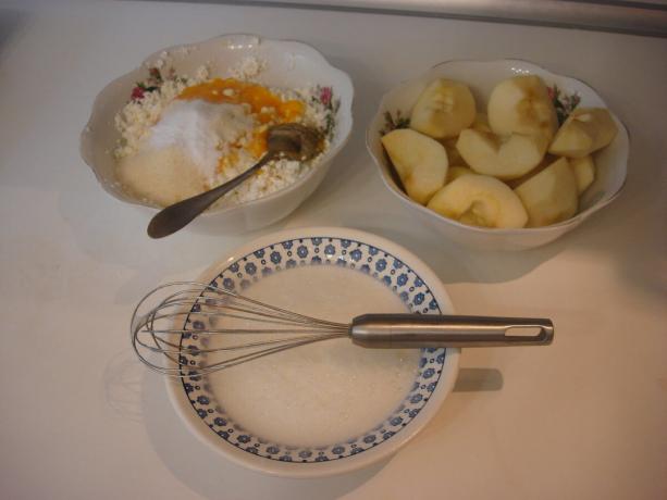 Imagine luată de autor (albii de ouă bătut și se adaugă grișul, vanilie în caș)