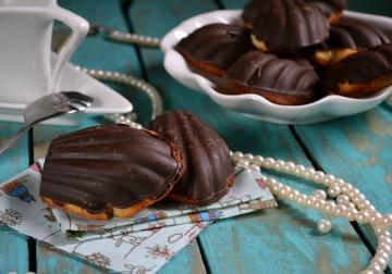 Cookie-urile „Madeleine“ cu glazură de ciocolată