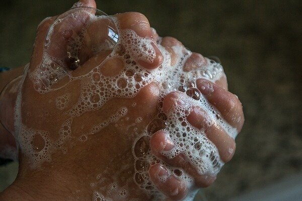 Spălați-vă bine mâinile înainte de fiecare masă. (Foto: Pixabay.com)