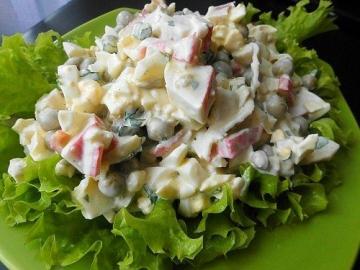 Gătit salate proaspete cu bastoane crab. Va depăși toate așteptările!