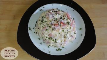 Salata reuniune de orientare. salată simplă și consistent de branza cu rosii si usturoi