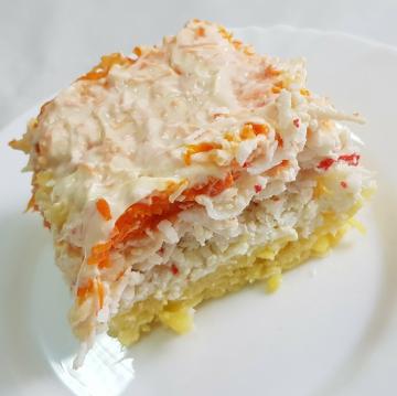 Salata festiv „de catifea“, cu bastoane de crab și cartofi