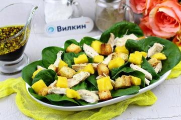Salată de mango și pui